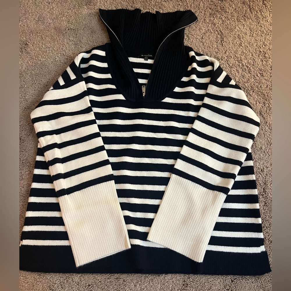 Massimo Dutti, like new. sweater with zipper